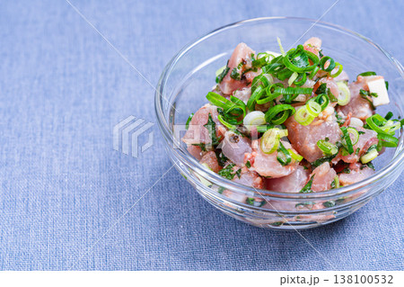 マグロとチーズの和え物 薬味たっぷりの海鮮おつまみ ガラスボウルの和食料理 マグロとチーズの和え物 薬味たっぷりの海鮮おつまみ ガラスボウルの和食料理 138100532