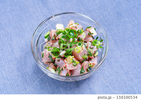 マグロとチーズの和え物 薬味たっぷりの海鮮おつまみ ガラスボウルの和食料理 138100534