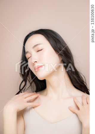 デコルテや首などの美しいクローズアップ エステや美容のイメージ デコルテや首などの美しいクローズアップ エステや美容のイメージ 138100630