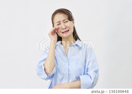 白背景で泣く女性 138100648