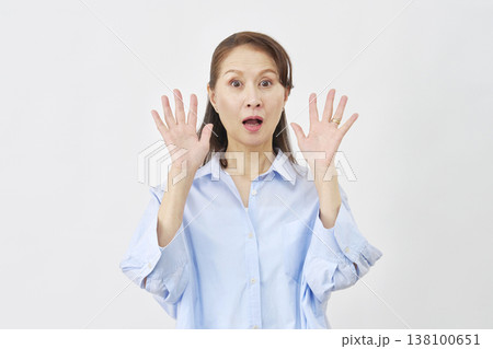 白背景で驚く女性 138100651