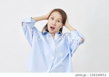 白背景で驚く女性 138100652