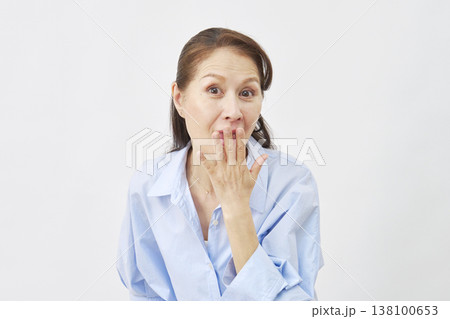 白背景で驚く女性 138100653