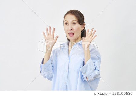 白背景で驚く女性　左向き 138100656