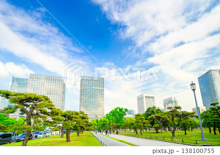 東京・皇居外苑から望む丸の内ビル群 東京・皇居外苑から望む丸の内ビル群 138100755
