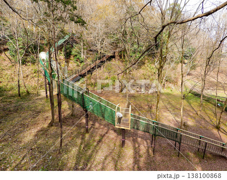 あつぎこどもの森公園 リスの道(遊具)と、えのきの広場 あつぎこどもの森公園 リスの道(遊具)と、えのきの広場 138100868
