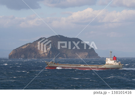 荒れた海を進む貨物船 荒れた海を進む貨物船 138101416