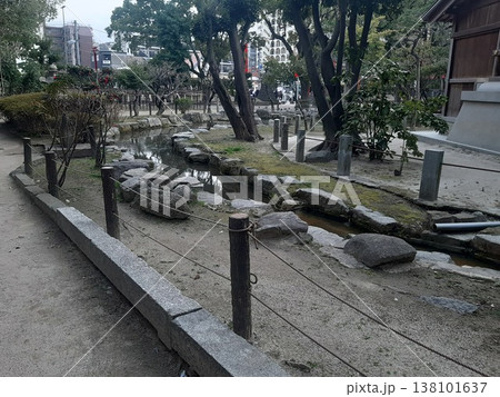 境内の風景　池　綺麗な境内 138101637