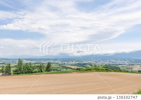 北海道上富良野町 高台から望む上富良野の街並み 北海道上富良野町 高台から望む上富良野の街並み 138102747