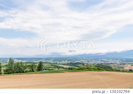 北海道上富良野町 高台から望む上富良野の街並み 北海道上富良野町 高台から望む上富良野の街並み 138102769