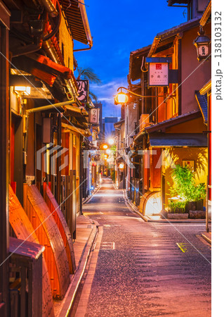 京都　夜の先斗町 138103132