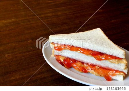 テーブル背景のピーナッツバター＆ジェリーサンドイッチ 138103666