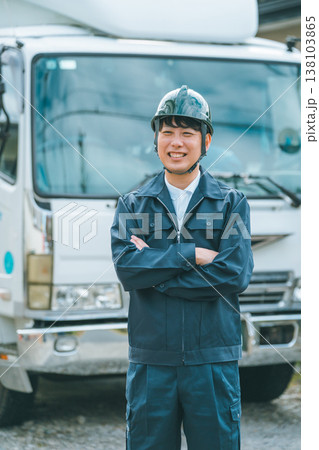 トラックドライバーの荷役作業 138103865