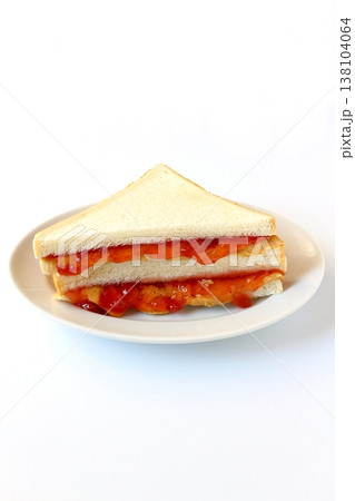 白背景のピーナッツバター&ジェリーサンドイッチ 白背景のピーナッツバター&ジェリーサンドイッチ 138104064