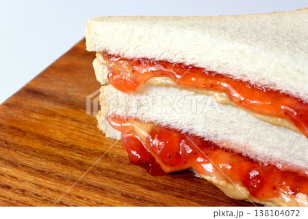 白背景のピーナッツバター＆ジェリーサンドイッチ 138104072