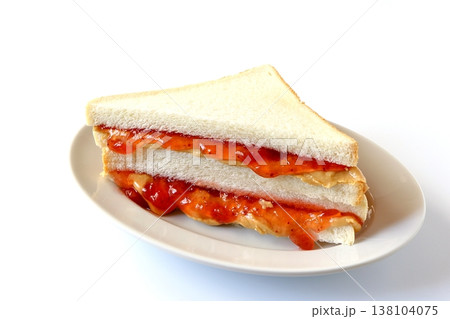 白背景のピーナッツバター&ジェリーサンドイッチ 白背景のピーナッツバター&ジェリーサンドイッチ 138104075