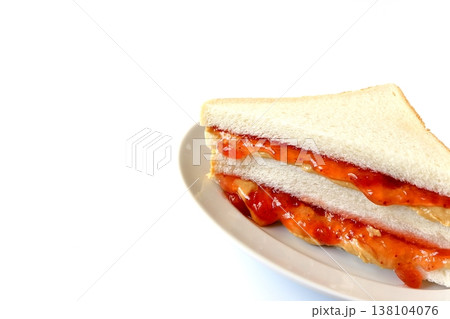 白背景のピーナッツバター＆ジェリーサンドイッチ 138104076