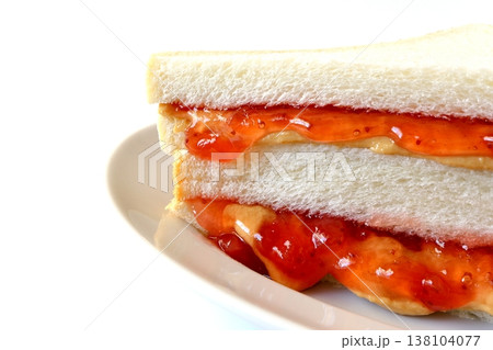 白背景のピーナッツバター＆ジェリーサンドイッチ 138104077