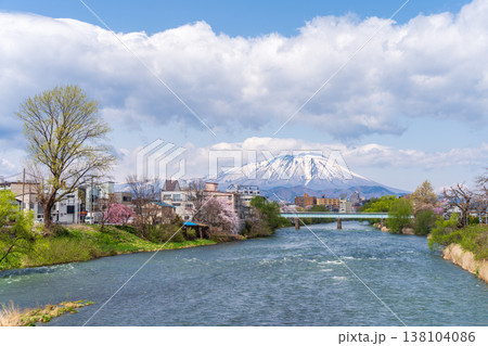 「岩手県」夕顔瀬（ゆうがおせ）橋から望む春の北上川と岩手山　盛岡市 138104086