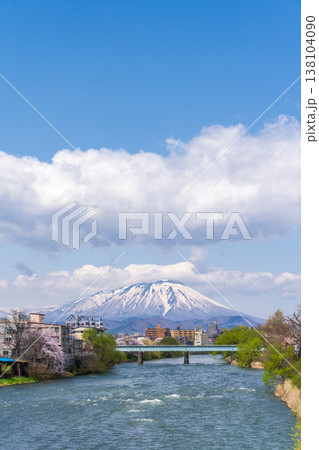 「岩手県」夕顔瀬（ゆうがおせ）橋から望む春の北上川と岩手山　盛岡市 138104090