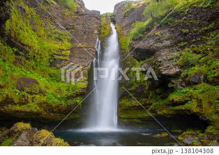 北欧の島国アイスランド共和国　メルキャ川を流れ落ちるグルガフォス、別名メルキャルフォス 138104308