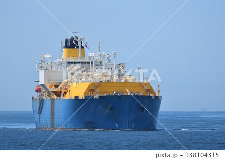 洋上を航行するメンブレン型LNG船 138104315