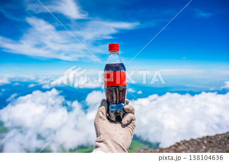 富士登山　富士山頂で飲む炭酸飲料 138104636