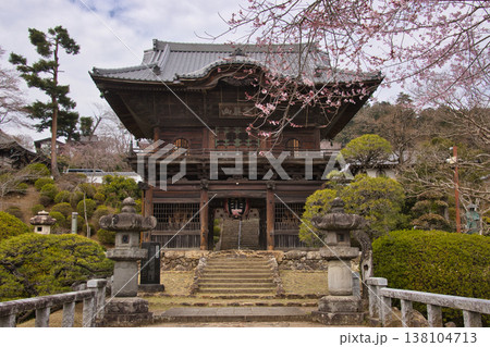 高麗山聖天院勝楽寺 雷門と満開の桜 埼玉県日高市 高麗山聖天院勝楽寺 雷門と満開の桜 埼玉県日高市 138104713