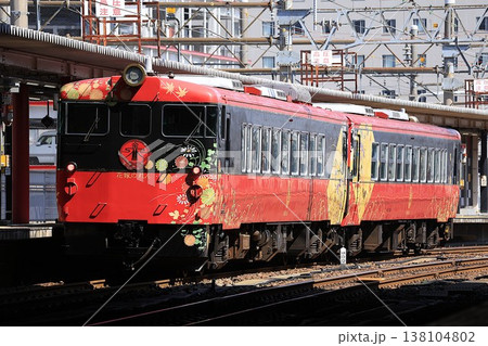 【JR西日本】キハ48形 特急「花嫁のれん」（IRいしかわ鉄道線：金沢駅） 138104802