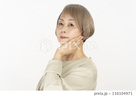 シニア女性のヘアスタイル 138104971