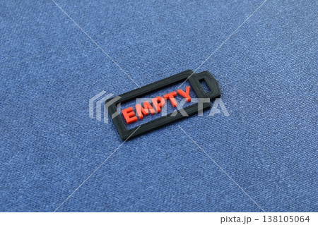 充電切れの状態を表現した空の電池の模型 充電切れの状態を表現した空の電池の模型 138105064