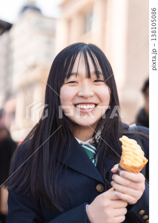 川越の蔵造りの街並みでソフトクリームを食べる中学生。修学旅行や放課後の楽しいひととき 川越の蔵造りの街並みでソフトクリームを食べる中学生。修学旅行や放課後の楽しいひととき 138105086
