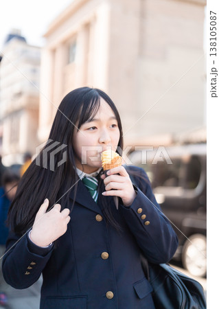 川越の蔵造りの街並みでソフトクリームを食べる女子高校生。修学旅行や放課後の楽しいひととき 川越の蔵造りの街並みでソフトクリームを食べる女子高校生。修学旅行や放課後の楽しいひととき 138105087