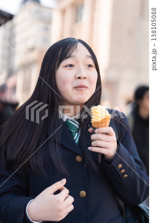 ソフトクリームの美味しさに驚い女子高生 ソフトクリームの美味しさに驚い女子高生 138105088