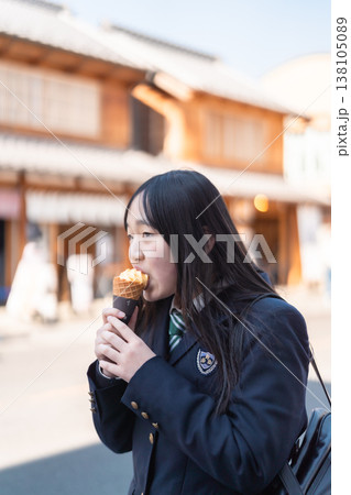 川越の蔵造りの街並みでソフトクリームを食べる女子高校生。修学旅行や放課後の楽しいひととき 川越の蔵造りの街並みでソフトクリームを食べる女子高校生。修学旅行や放課後の楽しいひととき 138105089