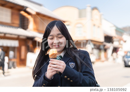 川越の蔵造りの街並みでソフトクリームを食べる女子高校生。修学旅行や放課後の楽しいひととき 川越の蔵造りの街並みでソフトクリームを食べる女子高校生。修学旅行や放課後の楽しいひととき 138105092