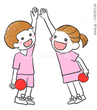 ハイタッチをする卓球部の部員 138105129