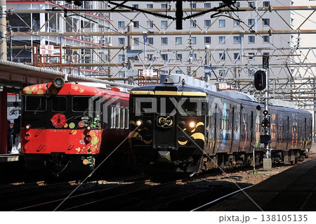 【JR西日本・あいの風とやま鉄道】キハ48形「花嫁のれん」と413系（IRいしかわ鉄道線：金沢駅） 138105135
