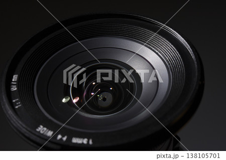 一眼レフカメラの単焦点レンズ 138105701