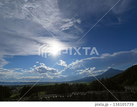 夏の午後、白く輝く太陽と磐梯山が青空に印象的で綺麗だ。 138105739