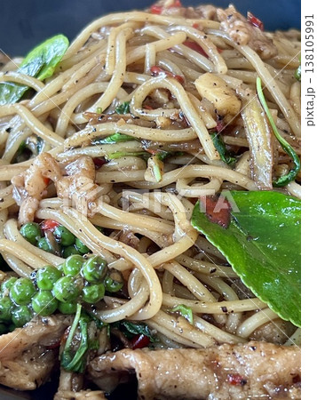 Spicy stir-fried spaghetti with pork and vegetables 138105991