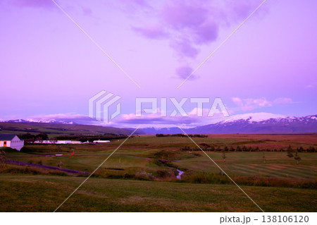 北欧の島国アイスランド共和国 雪山や氷河が見られる広大な大自然の夕景 北欧の島国アイスランド共和国 雪山や氷河が見られる広大な大自然の夕景 138106120