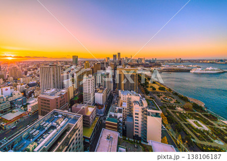 日本の横浜都市景観3隻日本の豪華客船珍景・にっぽん丸、飛鳥Ⅱ、三井オーシャンフジが横浜港に集結 138106187