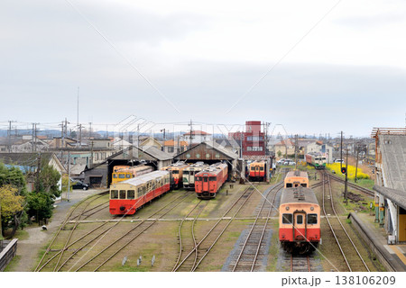 五井駅のそばにある小湊鐵道の車庫です。右奥には五井駅を出発した小湊鉄道の列車も見えます 138106209