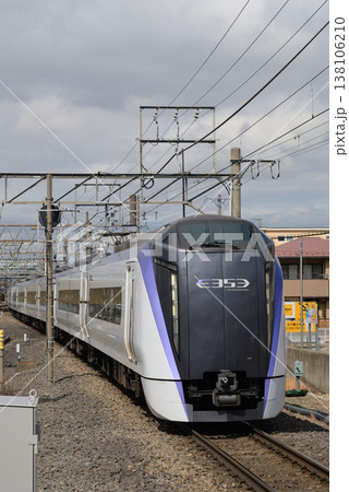 塩尻駅に到着するJR東日本の中央線特急あずさです 塩尻駅に到着するJR東日本の中央線特急あずさです 138106210