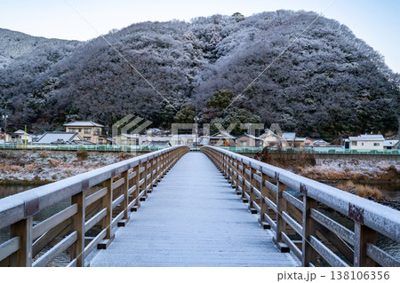 少し雪が積もった真冬の真光寺橋 少し雪が積もった真冬の真光寺橋 138106356