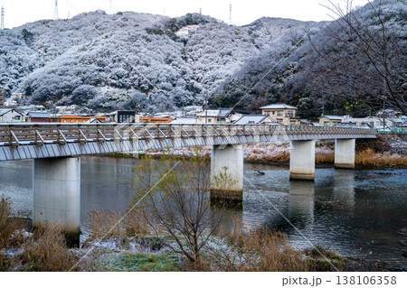 少し雪が積もった真冬の真光寺橋 138106358