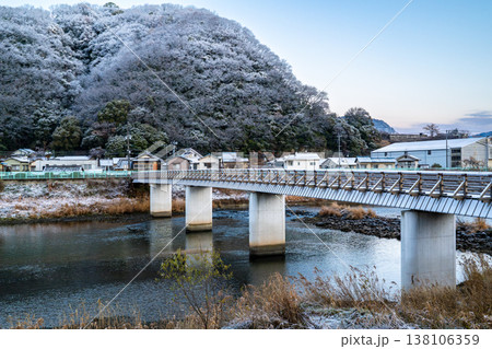少し雪が積もった真冬の真光寺橋 少し雪が積もった真冬の真光寺橋 138106359