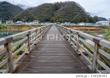 黒瀬川にかかる雨後の真光寺橋 黒瀬川にかかる雨後の真光寺橋 138106361