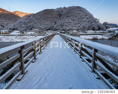 少し雪が積もった真冬の真光寺橋 138106363